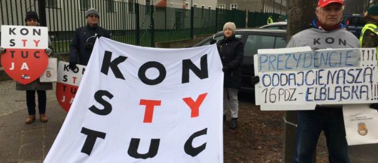 „Prezydencie oddajcie naszą 16 PDZ elbląską”. Protest członków KOD 