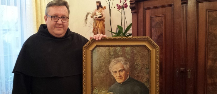 Ojciec Grzegorz Piśko, proboszcz parafii pw. św. Pawła Apostoła prezentuje obraz o. Klimuszki, autorstwa Krystyny Duch