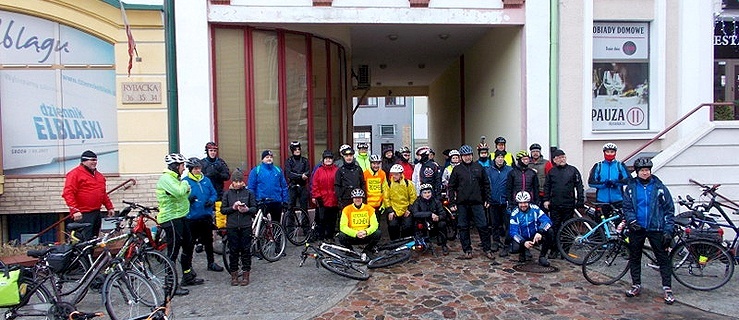 Rowerzyści na ,,zygzaku'' w Nowakowie