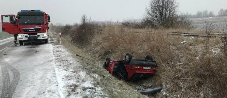 Jagodno, koło Elbląga. Dachowanie. Trzy osoby zakleszczone w samochodzie 