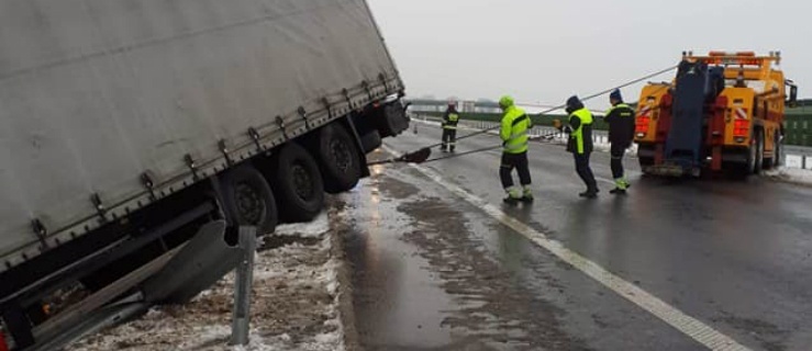 Ciężarówka w rowie na siódemce 
