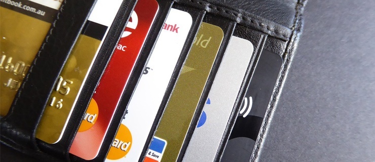 Wypłacasz kartą debetową pieniądze z bankomatu? Uważaj na prowizje!