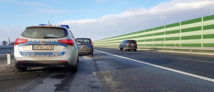 Nastolatek zabrał samochód ojca. Podróżował z młodszą koleżanką  
