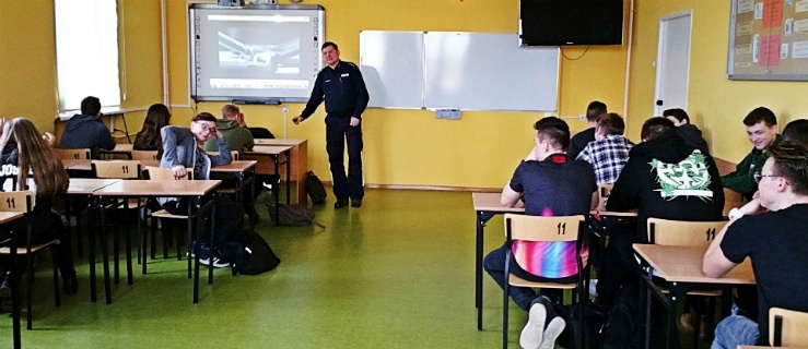 Elbląg: Policjanci radzą jak walczyć z cyberprzemocą 