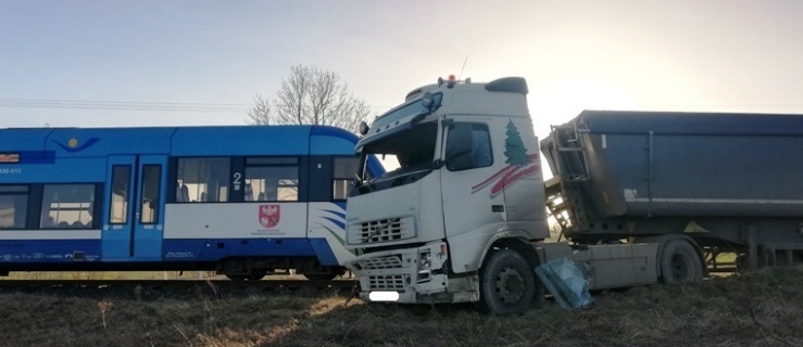 Ciężarówka zderzyła się z szynobusem 