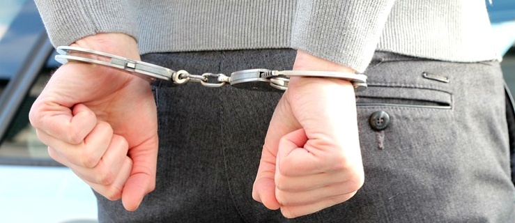 Uszkodził reklamowy baner – zaraz po tym został zatrzymany przez policjantów