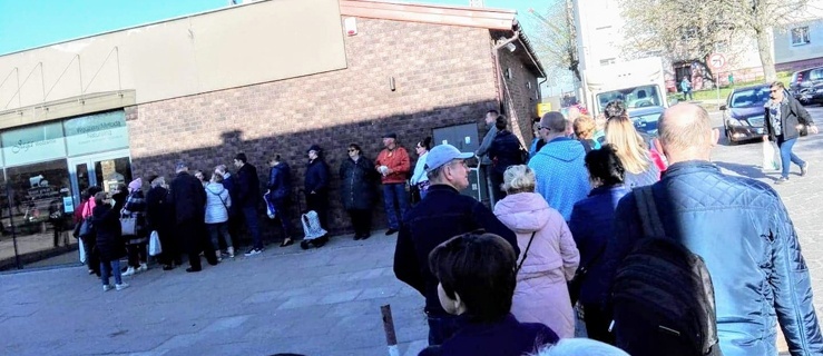 Nieprawdopodobnie długa kolejka do sklepu mięsnego. Elblążanie szykują się do Świąt Wielkanocnych