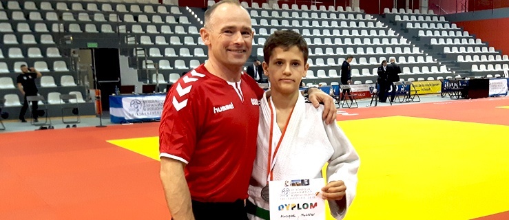 Zawodnik MKS Truso Elbląg Mukhtar Alwaqedi na podium mistrzostw Polski