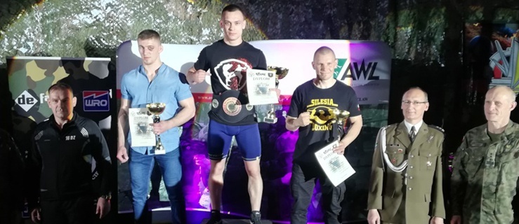 Na najwyższym stopniu podium w kat. 80 kg stanął Sylwester Angowski, który co dzień reprezentuje klub KO Park Elbląg