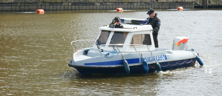 Patrol wodny Policji na rzece Elbląg