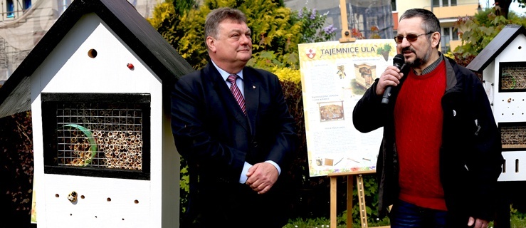 Prezydent Elbląga Witold Wróblewski i Andrzej Kosacki, skarbnik Regionalnego Związku Pszczelarzy w Elblągu