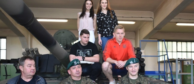 Uczniowie u dowódcy 16. Żuławskiego Batalionu Remontowego
