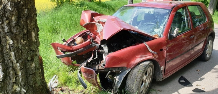 Kierowca volkswagena uderzył w drzewo. Jest w szpitalu 