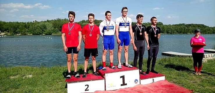 Paweł Krause i Jarosław Kajdanek na podium (srebrny medal w K2 500 m)