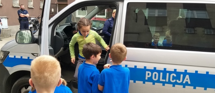 Elbląg: Dzieci z SP 16 odwiedziły komendę Policji