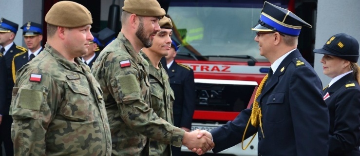 Strażacy podziękowali żołnierzom za sprawną akcję