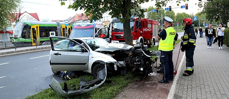 Ford uderzył w drzewo na Płk. Dąbka (+ zdjęcia)