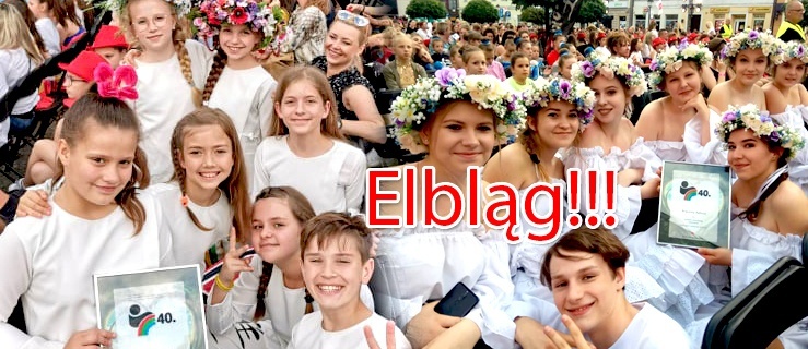 Po lewej stronie: Szalone Małolaty MDK, po prawej: Szalone Małolaty ze Studia Artystycznego Katarzyny Panicz