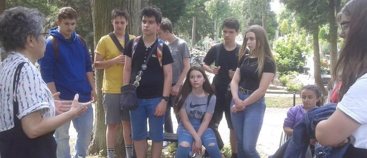 Grażyna Wosińska opowiada uczniom o losach Stanisława Wilczewskiego, chirurga i kawalera Virtuti Militari