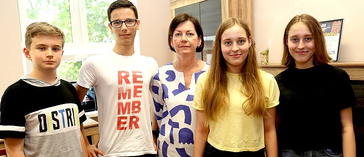 Uczniowie i dyrekcja Szkoły Podstawowej nr 21 w Elblągu. Od lewej: Kacper Frąszczak, Mikołaj Miernik, dyrektor Katarzyna Rachfał, Wiktoria Wyszomirska, Laura Wyszomirska