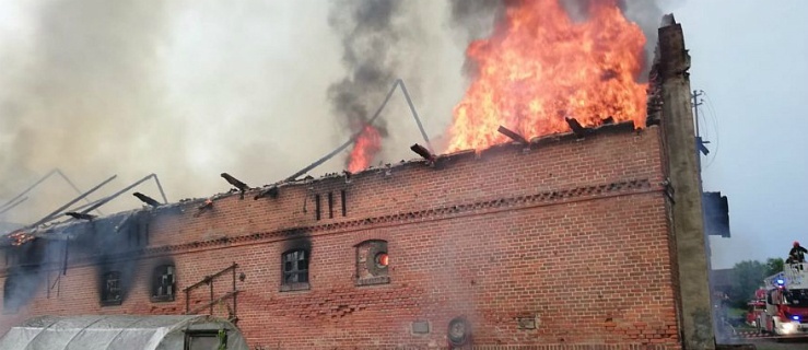 Powiat elbląski. Pożar stodoły, wypadek drogowy i powalone drzewa