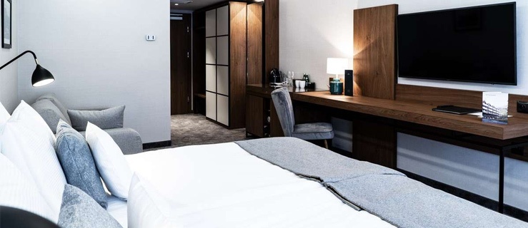 Co powinno znaleźć się w pokoju hotelowym? Kilka słów o podstawowym wyposażeniu