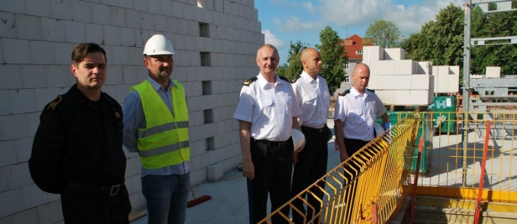 Generał brygadier na budowie elbląskiej komendy straży pożarnej