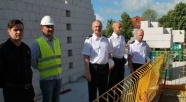 Generał brygadier na budowie elbląskiej komendy straży pożarnej