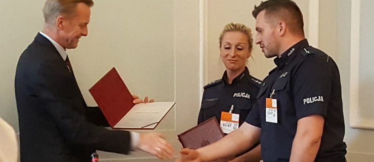 Iga Sozoniuk z Elbląga i Łukasz Górka odbierają podziękowania 
