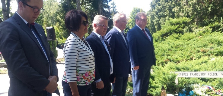 Kwiaty pod pomnikiem złożyli (od prawej): Witold Wróblewski, prezydent Elbląga, Eric Verrier, wicemer Compiegne, Tomasz Pawlik, prezes Stowarzyszenia Elbląg-Oise, Jadwiga Hryniewicz, wiceprezes SE-O i dr Daniel Czerwiński z IPN