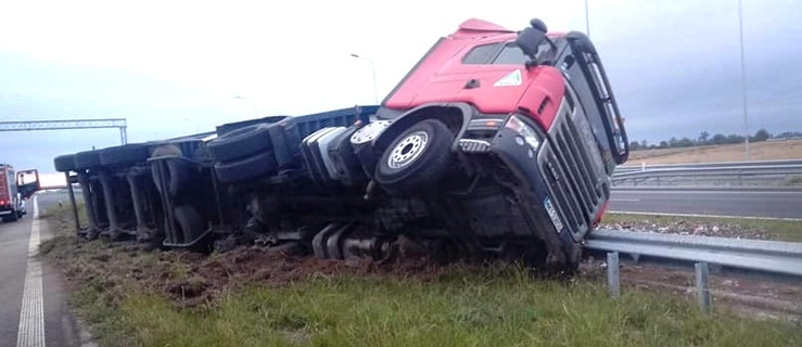 Samochód ciężarowy wypadł z drogi na „siódemce”