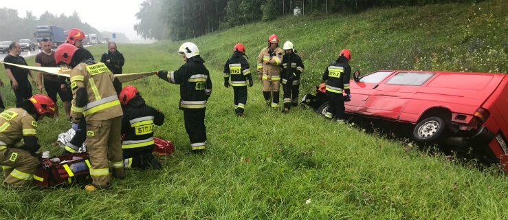 Na drodze S22 bus w rowie. Kierowca w szpitalu