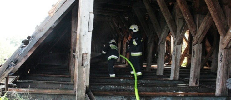 Pieniężno. Pożar poddasza Zamku Kapituły Warmińskiej. 10 zastępów strażaków