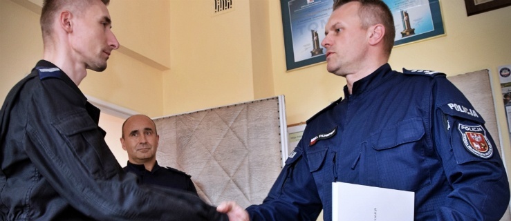  st. sierż. Artur Ponichtera odbiera wyróżnienie od insp. Arkadiusza Sylwestrzaka