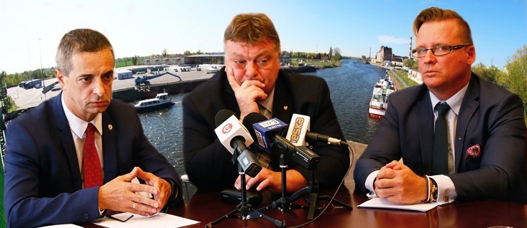 Od lewej: senator RP Jerzy Wcisła, prezydent Elbląga Witold Wróblewski oraz dyrektor Zarządu Portu Morskiego Elbląg Sp. z o.o. Arkadiusz Zgliński