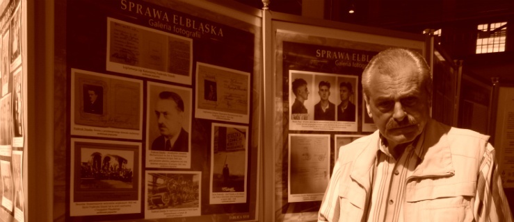 Piotr Staszko przy tablicy swojego ojca Fryderyka Staszko, wicedyrektora Zakładów Mechanicznych im. Świerczewskiego przed pożarem hali A20 w 1949 roku. 