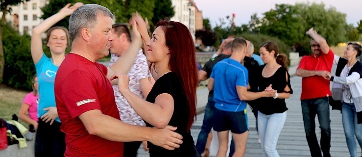 Za darmo naucz się kroków salsy, bachaty i kizomby