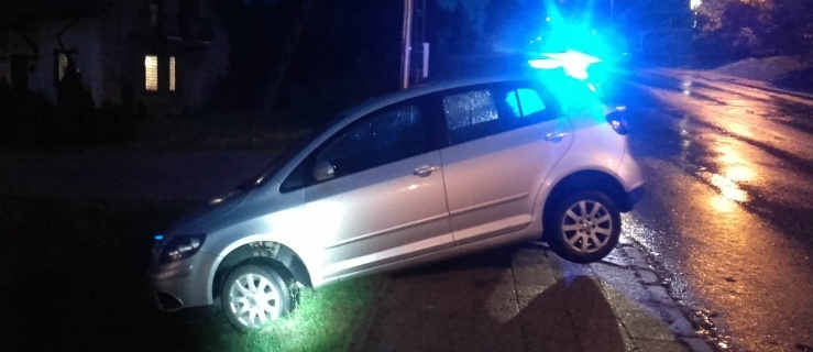 Milejewo. Zawisł autem na skarpie 