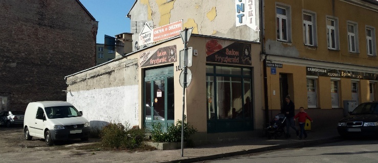Elbląg. Ponad rok stoi pusty pawilon ze śmieciami i szczurami 