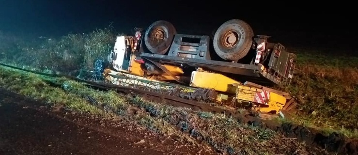 Ciężarówka z dźwigiem w rowie na drodze krajowej 22 