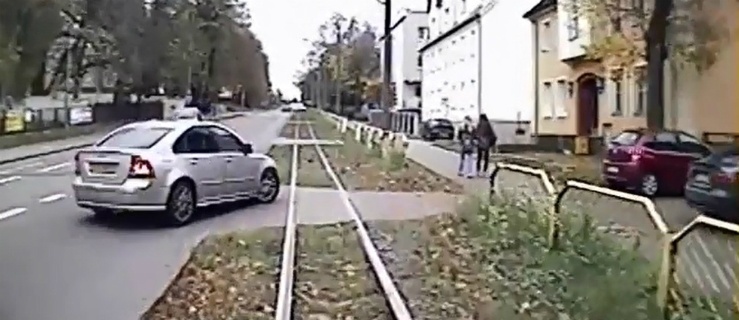 Elbląg: Zderzył się z tramwajem i odjechał. Policja szuka świadków 