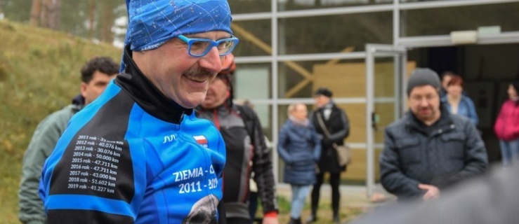 Policjant z Elbląga przebył na rowerze odległość z Ziemi do Księżyca