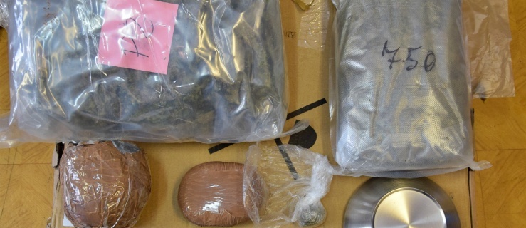 Elbląg. Znaleźli 3 kg narkotyków i rzeczy z włamania na Browarnej 