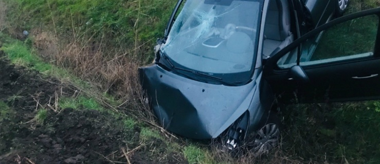 Wyprzedzała na podwójnej ciągłej, uderzyła w barierę i wjechała do rowu. Policjanci zatrzymali jej prawo jazdy