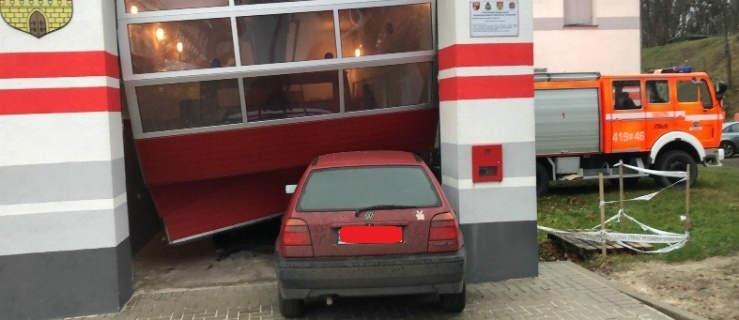 Frombork. Staranował bramę i uderzył w garaż remizy