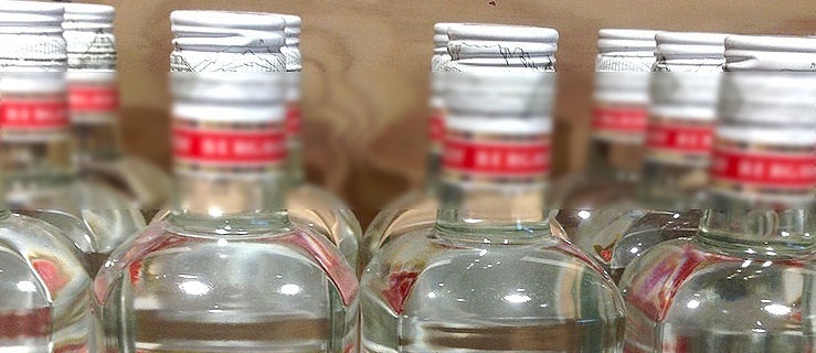 Policjanci zatrzymali dostawcę jednego z marketów. Przyznał się do kradzieży alkoholu