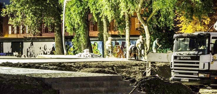 Budowa skateparku zmierza ku końcowi. Wylewanie betonu właśnie trwa!