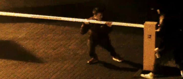 Elbląg: Policja poszukuje sprawcy uszkodzenia szlabanu