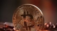 Jak inwestować w kryptowaluty? Dwie popularne strategie