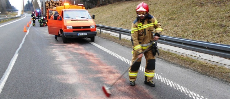 Wielka plama oleju na drodze S22 
